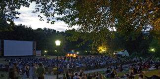 Kino im Freien: Die Frischluftsaison für Filmfreunde hat wieder begonnen Das Freiluftkino Friedrichshain ist in lauen Sommernächten äußerst beliebt. Bild: Piffl Medien