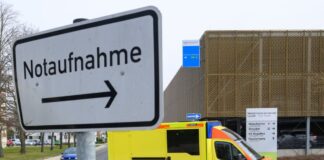 Die Stadt Cottbus verschickt nach einer Einigung mit den Krankenkassen über die Kosten von Rettungsfahrten keine Gebührenbescheide an Patientinnen und Patienten. (Archivbild) 