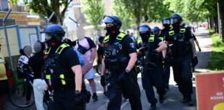 Entwarnung nach Polizei-Großeinsatz auf Tempelhofer Feld Die Berliner Polizei rückte mit rund 100 Einsatzkräften am Tempelhofer Feld an.