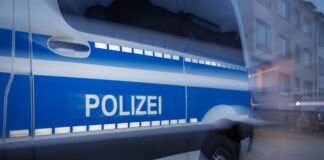 Streit im Verkehr: Transporterfahrer bedroht Biker mit Waffe Ein Transporterfahrer bedroht einen Motorradfahrer in Berlin mit einer Schreckschusspistole. (Symbolbild)