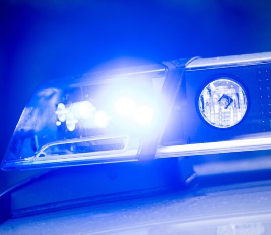 Mann läuft schwerst verletzt zur Rettungsstelle Ein Mann wird lebensbedrohlich verletzt. (Symbolbild)