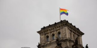 2022 wehte die Regenbogenflagge erstmals zum Berliner Christopher Street Day auf dem Bundestag. (Archivbild) 