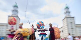 Beim Karneval der Kulturen wird gefeiert – und erstmals um Spenden gebeten. (Archivbild)