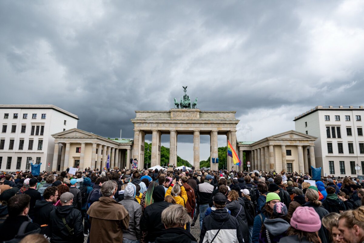 Demonstration "Männer gegen Gewalt" Hunderte Menschen haben bei der Demonstration «Männer gegen Gewalt» am Brandenburger Tor in Berlin mitgemacht.