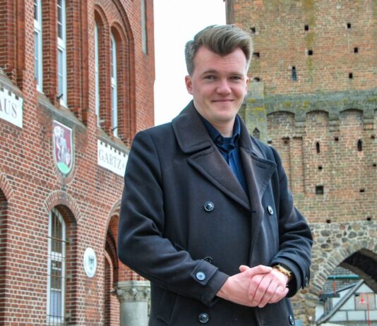 Ein junger Bürgermeister und der Weg aus der Problemzone Luca Piwodda wurde mit 24 Bürgermeister der Stadt Gartz (Oder).