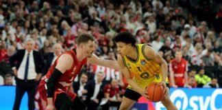 Alba-Youngster Jack Kayil (r) im Duell mit Nationalspieler Andreas Obst.