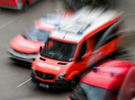 Zwei Verletzte bei Wohnungsbrand in Karl-Marx-Allee 36 Feuerwehrkräfte waren im Einsatz. (Symbolbild)
