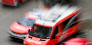 Zwei Verletzte bei Wohnungsbrand in Karl-Marx-Allee 36 Feuerwehrkräfte waren im Einsatz. (Symbolbild)