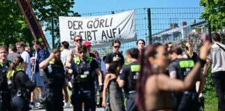 «Der Görli bleibt auf»: Zu einer Rave-Party kamen viele Feiernde in den Görlitzer Park, die auch gegen die nächtliche Schließung der Anlage protestieren.