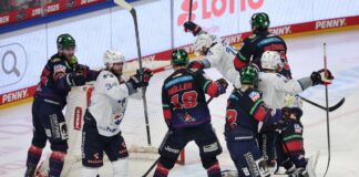 Titelentscheidung vertagt: Der Mannheimer Luke Esposito trifft in der Verlängerung und besiegelt die Niederlage der Eisbären Berlin im vierten DEL-Finale.