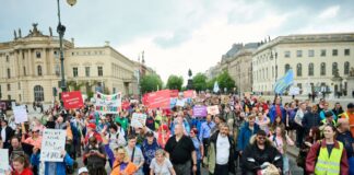 Zahlreiche Menschen haben an der Demonstration teilgenommen.