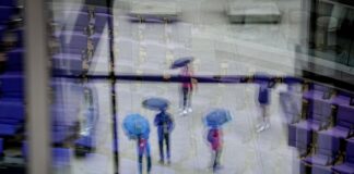 In den nächsten Tagen sollte man den Regenschirm nicht zu Hause lassen- Schauer und Gewitter sind vom DWD angekündigt. (Symbolbild)