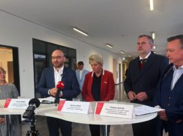 Gebühren für Rettungswagen in Dahme-Spreewald auf Eis Nach Cottbus sind auch im Landkreis Dahme-Spreewald die geplanten Gebührenbescheide an Patienten für Rettungsfahrten vom Tisch - zumindest vorläufig. (Archivbild)