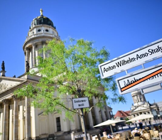 Neue Ausstellung widmet sich Berliner Straßennamen Die Mohrenstraße in Berlin-Mitte ist bereits im vergangenen Sommer umbenannt worden. (Archivbild)