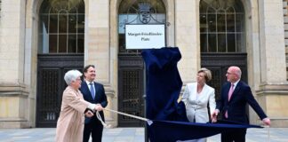 Der Platz vor dem Abgeordnetenhaus ist nach Margot Friedländer benannt worden. 