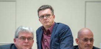 BSW-Fraktion dringt auf Gebührenfreiheit für Rettungsdienst Der BSW-Landtagsabgeordnete Andreas Kutsche (M.) dringt wie Fraktionschef Niels-Olaf Lüders (r.) und der Parlamentarische Geschäftsführer Falk Peschel (l.) auf Rettungsdienstfahrten ohne Gebühren. (Archivbild)