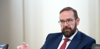 Brandenburgs Bildungsminister Gordon Hoffmann setzt mehrere Maßnahmen gegen Lehrermangel ein. (Archivbild)