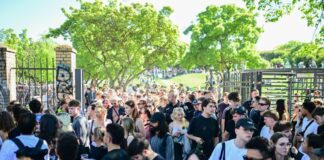 Einzelne Tore des Görlitzer Parks sind wegen des großen Andrangs nur noch als Ausgänge nutzbar.