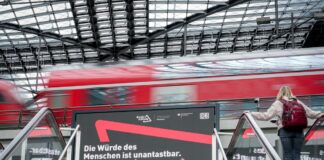 Neben Sicherheitsmaßnahmen sollen Plakate in Bahnhöfen und Bahnen für weniger Gewalt sorgen. 