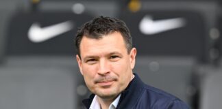 Herthas Sportdirektor Benjamin Weber stattet ein Eigengewächs mit Profivertrag aus. (Archivbild)