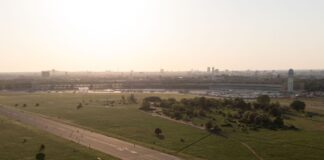 Wegner: Berlin könnte Tempelhofer Feld am Rand bebauen Das weitläufige Tempelhofer Feld, das früher ein Flughafen war, lädt zu vielen Freizeitaktivitäten ein. (Archivbild)