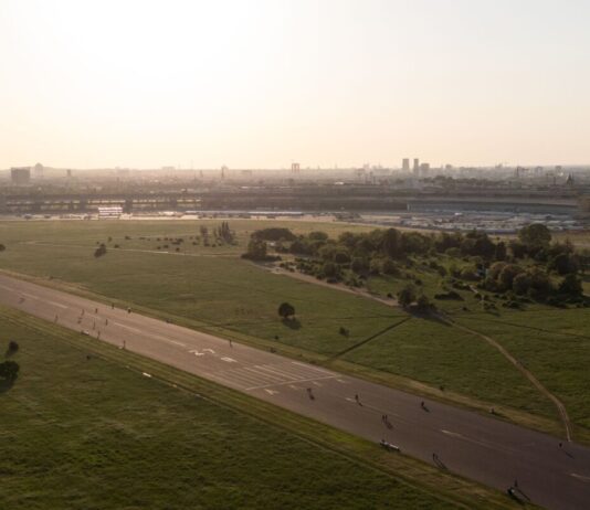 Wegner: Berlin könnte Tempelhofer Feld am Rand bebauen Das weitläufige Tempelhofer Feld, das früher ein Flughafen war, lädt zu vielen Freizeitaktivitäten ein. (Archivbild)