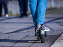 E-Scooter-Fahrerin stirbt nach Unfall in Berlin Eine E-Scooter-Fahrerin ist nach einem Unfall in Berlin gestorben. (Symbolbild)