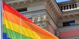 Landesregierung warnt vor Queerfeindlichkeit in Brandenburg Brandenburgs Landtagspräsidentin Ulrike Liedtke und Gleichstellungsminister René Wilke wollen am Montag als Zeichen für Toleranz die Regenbogenfahne vor dem Landtag hissen. (Archivbild)