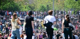 Die Menschen ziehen in den Görlitzer Park - der Görlitzer Bahnhof wurde am Nachmittag wegen Überfüllung geschlossen.