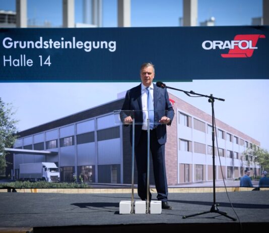 Orafol in Oranienburg beginnt mit Bau einer neuen Halle Der Chef von Orafol, Holger Loclair, setzt Erweiterungspläne am Stammsitz Oranienburg um.