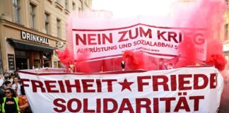 An der Spitze der Demonstration versammelten sich vorwiegend schwarz gekleidete Menschen.