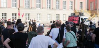 Potsdamer Hausbesetzer protestieren gegen Räumung Hausbesetzer protestieren in Potsdam gegen die Räumung eines besetzten Hauses.