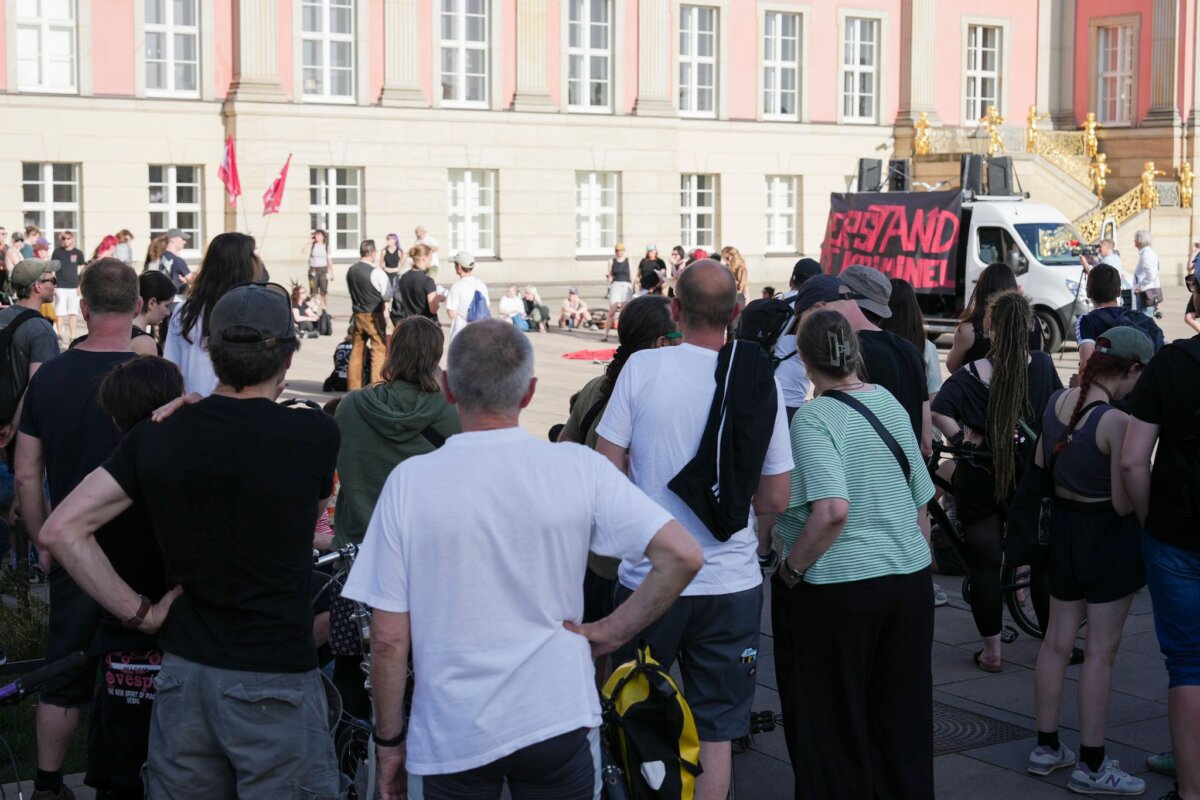 Protest nach Räumung Hausbesetzer protestieren in Potsdam gegen die Räumung eines besetzten Hauses.