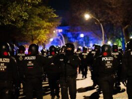 Demos, Party, Rap: Berlin startet in den 1. Mai Polizeibeamten sichern Demonstrationen in der Hauptstadt.