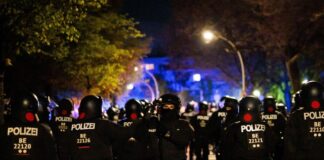 Polizeibeamten sichern Demonstrationen in der Hauptstadt. 