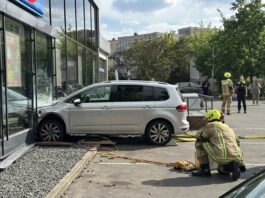 Auto fährt in Berliner Supermarktfassade – zwei Verletzte Die Feuerwehr war bei einem Unfall in Berlin-Reinickendorf im Einsatz.