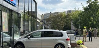 Auto fährt in Berliner Supermarktfassade – zwei Verletzte Die Feuerwehr war bei einem Unfall in Berlin-Reinickendorf im Einsatz.