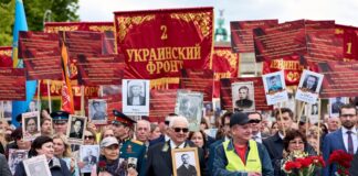 Russischer Botschafter nimmt an Gedenkmarsch in Berlin teil Der russische Botschafter Sergej Netschajew nahm an der Versammlung teil.