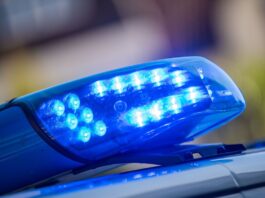 Mann pöbelt und übergibt sich im Flieger – Zwischenlandung Die Polizei holte den Mann am Baden-Airpark aus dem Flieger. (Symbolbild)