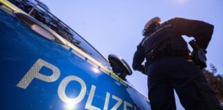 Ein Mann greift in der Berliner U-Bahn eine Gruppe mit rassistischen Beleidigungen an. (Illustration)