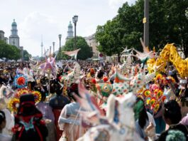 Veranstalter: 770.000 Besucher beim Karneval der Kulturen Mehr als 60 Gruppen beteiligen sich an der Parade. Tausende kamen zum Zuschauen und Mitfeiern.