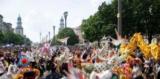 Veranstalter: 770.000 Besucher beim Karneval der Kulturen Mehr als 60 Gruppen beteiligen sich an der Parade. Tausende kamen zum Zuschauen und Mitfeiern.
