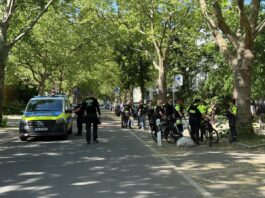 Angriff mit Stichwaffe – 18-Jähriger außer Lebensgefahr Ein Streit zwischen zwei Gruppen an einer Schule soll auf einem Gehweg eskaliert sein: Ein 18-Jährige wurde mit einer Stichwaffe verletzt.