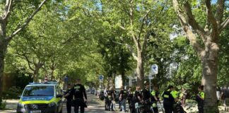 Angriff mit Stichwaffe – 18-Jähriger außer Lebensgefahr Ein Streit zwischen zwei Gruppen an einer Schule soll auf einem Gehweg eskaliert sein: Ein 18-Jährige wurde mit einer Stichwaffe verletzt.