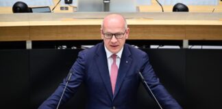 Berlins Regierender Bürgermeister Kai Wegner (CDU) betont, nichts von einer Liste mit Fördervorschlägen für Projekte gegen Antisemitismus gewusst zu haben. 