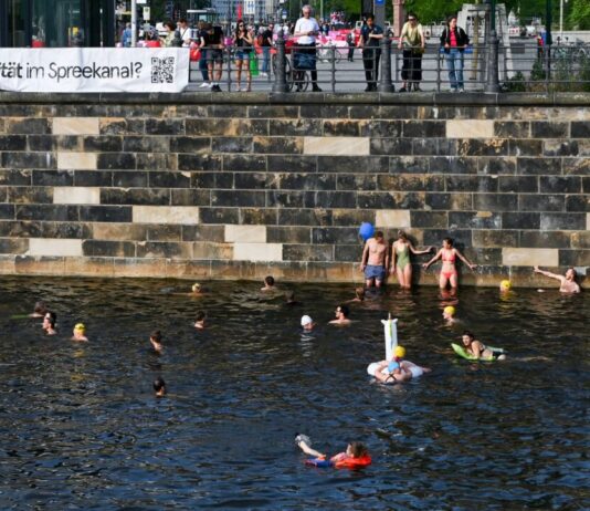 Mitschwimm-Demos gegen Badeverbot in der Spree starten Zum Auftakt am Mittwoch lautet die Losung «101 Jahre Badeverbot abwählen!». (Archivbild)