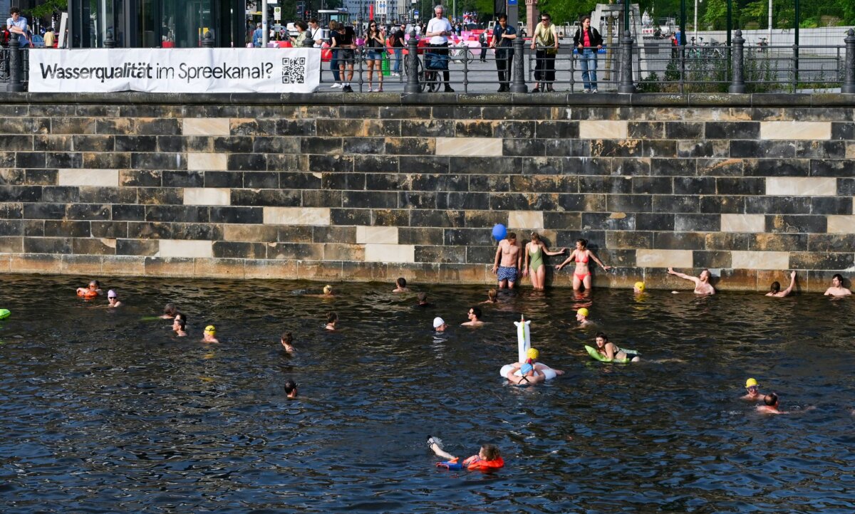 Schwimmdemo gegen Badeverbot in der Spree Zum Auftakt am Mittwoch lautet die Losung «101 Jahre Badeverbot abwählen!». (Archivbild)