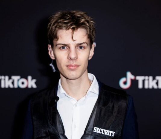 Tiktok-Community kürt die kultigsten Boomerwörter Tiktoker Levi Penell sucht ältere Begriffe, «die hart gehen».