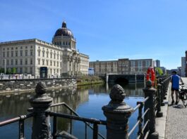 Baden in der Spree – Mitschwimm-Demonstrationen starten Der Verein Flussbad Berlin macht sich für eine Pilotbadestelle am Spreekanal stark. (Archivbild)