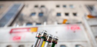 Der Glasfaser-Ausbau in Berlin schreitet voran, die Telekom hat eigenen Angaben zufolge rund eine Million Haushalte an das Netz angeschlossen. (Symbolbild)